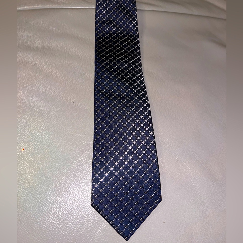 Roundtree & Yorke Men's Silk Tie Blue Silver Geometric